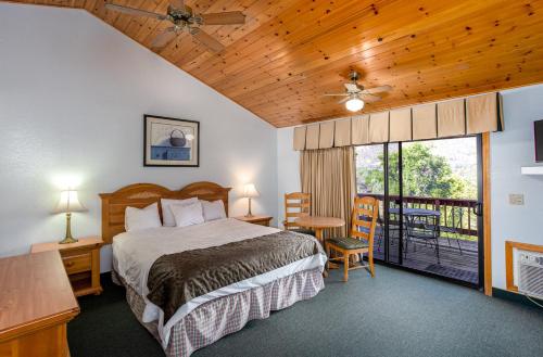 Whispering Pines Lodge客房内的一张或多张床位