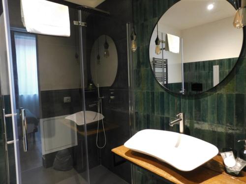 帕尔马Piumaviola Beds & Apartments的一间带水槽和镜子的浴室