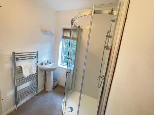 内尔斯沃思Garden House的带淋浴和盥洗盆的浴室