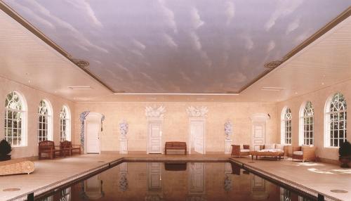 波拉尔米尔顿公园乡村度假屋酒店及Spa的一个带天花板的房间的大型游泳池