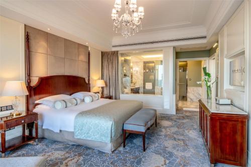 
青岛海景花园大酒店客房内的一张或多张床位

