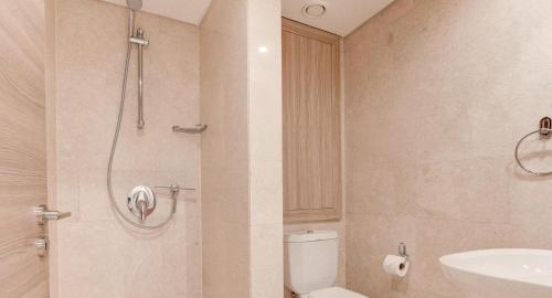 库克里亚Ground floor apartment with golf and sea views - Roudias, Aphrodite Hills Resort的带淋浴、卫生间和盥洗盆的浴室