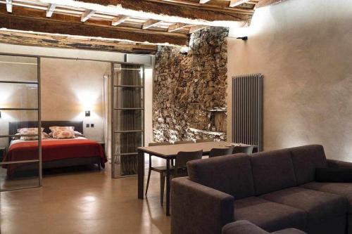 奥尔塔圣朱利奥Orta Paradise 6的客房设有床、沙发和桌子。