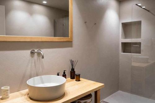 奥尔塔圣朱利奥Orta Paradise 6的浴室配有大型白色水槽和淋浴。