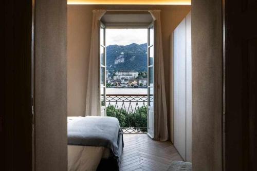 奥尔塔圣朱利奥Orta Paradise 4的客房设有一张床和一个美景窗户。