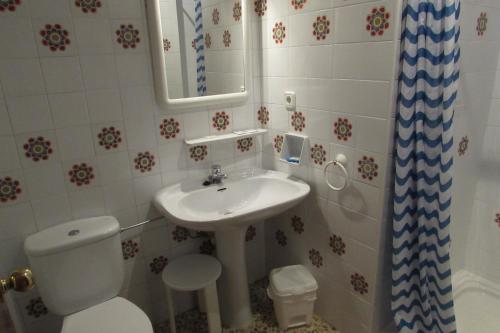 SellaVilla Pico的一间带水槽、卫生间和镜子的浴室