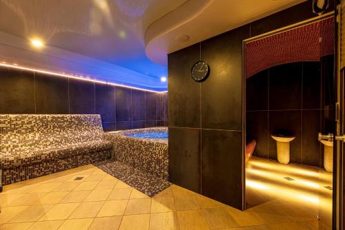 奈达尼杜斯旅馆的房屋内带按摩浴缸的浴室