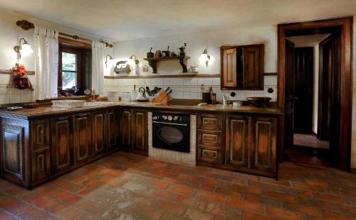 克拉尼斯卡戈拉Mountain Dreams House - Stunning view over Lake Jasna!的厨房配有木制橱柜和洗碗机。