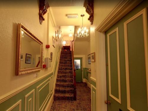 法利Athol House的走廊上设有楼梯,配有镜子和楼梯