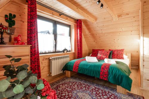 扎科帕内Zakopane Apartamenty 4 Seasons的小木屋内一间卧室,配有一张床