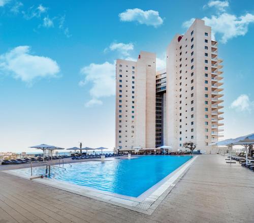 Ramada Hotel & Suites by Wyndham Netanya内部或周边的泳池