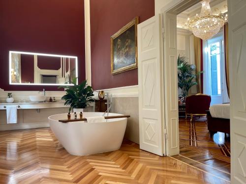 维罗纳Palazzo Monga Boutique Guesthouse的浴室配有白色浴缸和水槽