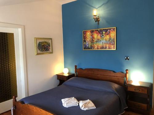 波雷奇Family Rooms Sabrina的蓝色卧室,配有带2条毛巾的床