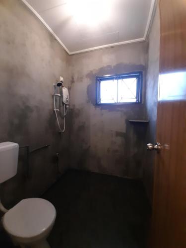 马六甲法莫萨假日别墅度假屋的一间带卫生间和窗户的浴室