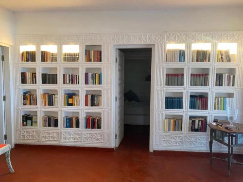 马林迪White Lion的一间房间,书架上装满了白书