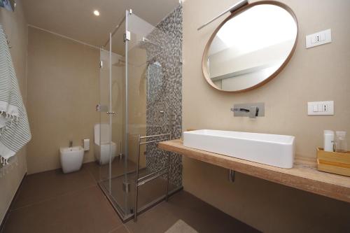 佩鲁贾Antinori's House的一间带水槽和镜子的浴室