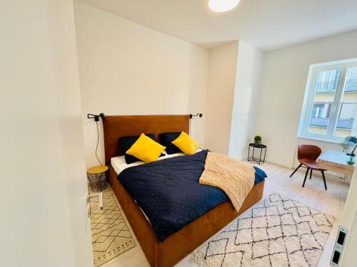 布拉迪斯拉发Dagmar Apartment的一间卧室配有一张带黄色枕头的大床