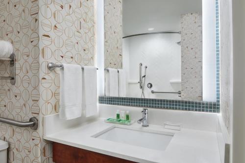 格尔夫波特格尔夫波特机场假日酒店的浴室设有白色水槽和镜子