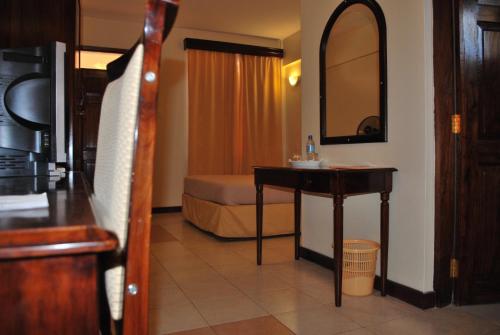 莫希公园美景酒店的酒店客房配有床、桌子和镜子