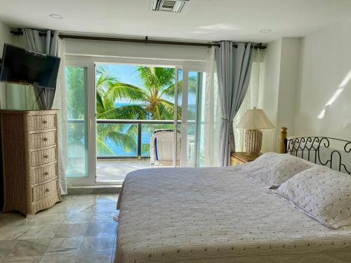 Exclusivos Apartamentos con playa privada客房内的一张或多张床位