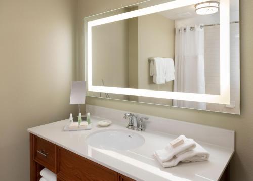 Roanoke斯通沃尔度假酒店的一间带水槽和大镜子的浴室