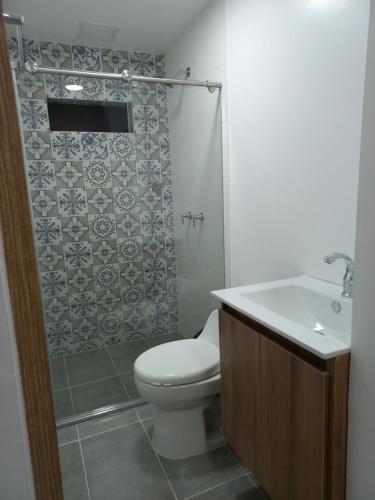 马尼萨莱斯Apartamento vacacional FL Martinz的浴室配有卫生间、淋浴和盥洗盆。