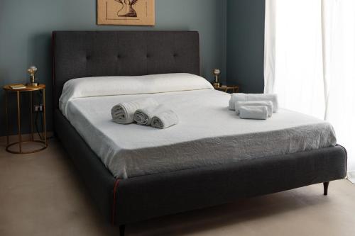 科米索B&B Giardinello的一间卧室配有带毛巾的床