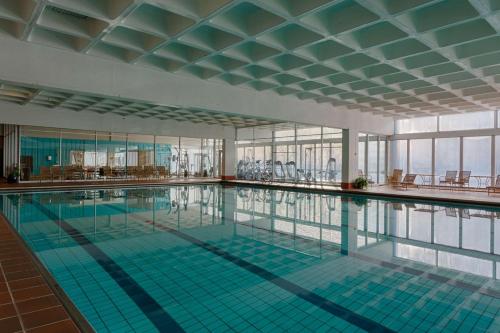 贝特斯托尔贝特斯托尔丽笙度假酒店的一座大楼顶部的游泳池