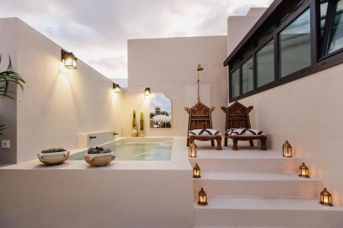 大加那利岛拉斯帕尔马斯La Colonial Suites Apartamentos de Lujo的别墅 - 带小型游泳池和楼梯