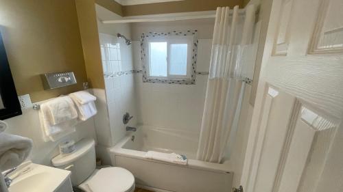 克兰布鲁克Travellers Motel的浴室配有白色卫生间和淋浴。