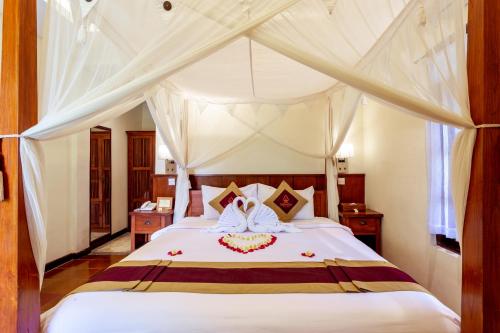 Lumbung Sari Ubud Hotel - CHSE Certified客房内的一张或多张床位