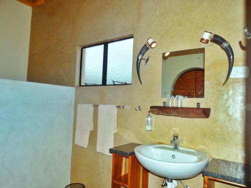 OkazizeOvita Wildlife Restcamp的一间带水槽和镜子的浴室