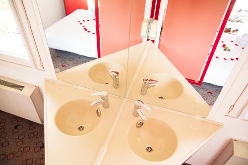 列日Class'eco Liège的浴室设有2个水槽和镜子