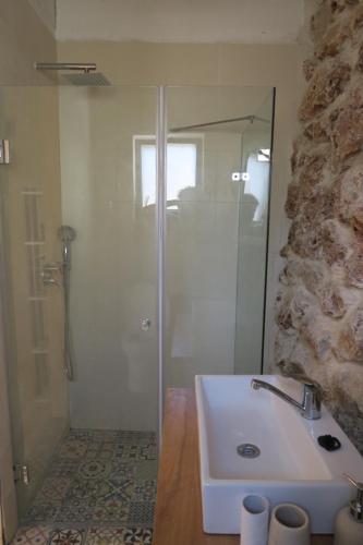 AbirimCozy Galilee Getaway的带淋浴和盥洗盆的浴室