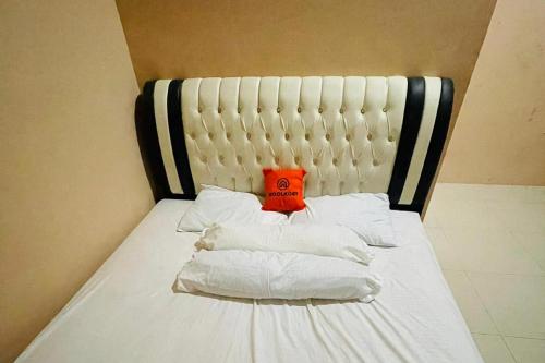 棉兰KoolKost @ Jalan Polonia Medan (Minimum Stay 6 Nights)的一张白色的床,上面有橙色盒子
