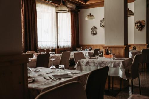 费拉迪普利米罗普利米罗酒店的一间用餐室,配有桌椅,