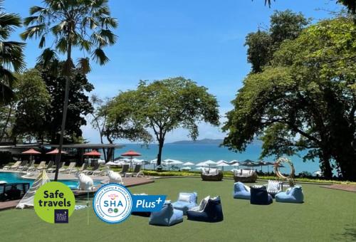 南芭堤雅Cosy Beach Hotel - SHA Extra Plus的享有水景的度假酒店