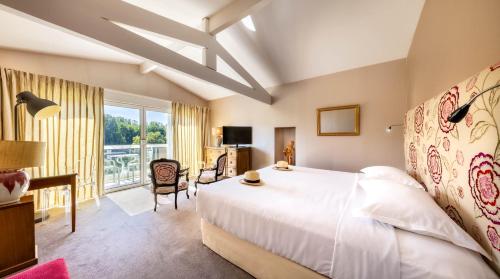 阿尔比拉里塞尔维亚酒店的卧室设有一张白色大床和一扇窗户。