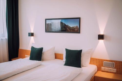 施勒肯Apartment Mohnenfluh的酒店客房设有两张床和一台墙上的电视。