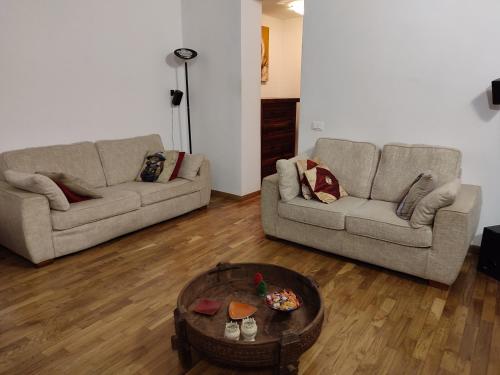 巴勒莫CASA MIKY的客厅配有两张沙发和一张咖啡桌