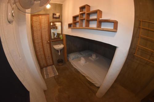 道因邦戈邦戈潜水者民宿的小型浴室设有小床和水槽
