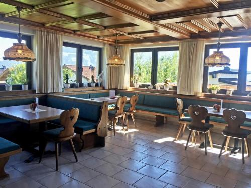 布里克森谷地霍普夫加尔滕Pension Heidelberg - Fam Fuchs的餐厅设有桌椅和窗户。