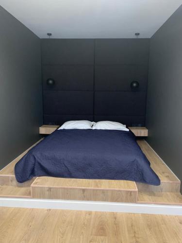 鲍里斯皮尔Apartment near the airport的一间卧室配有一张大床和黑色床头板