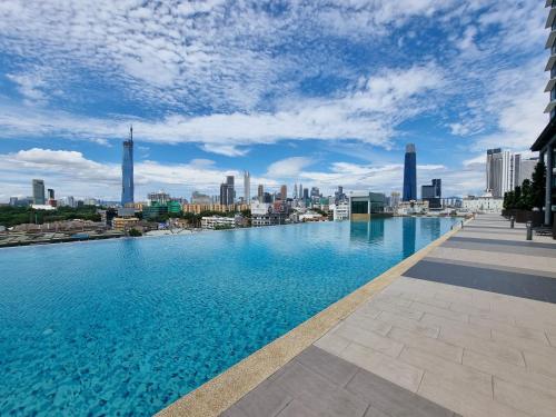 吉隆坡KL One Residence by Nest Home [Infinity Pool & KL Skyline]的享有城市景致的大型游泳池