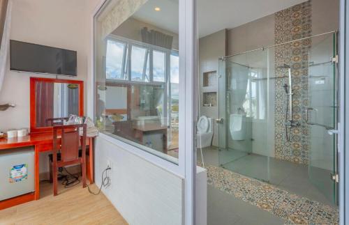 大叻Villa trung nghĩa 29的一间带玻璃淋浴的浴室和一张书桌