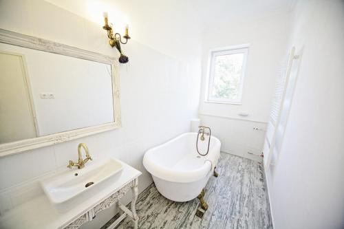 巴拉通雷勒Levendula ház - Rosie Home的白色的浴室设有水槽和镜子
