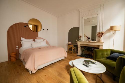 波尔多Maison Fernand B&B的一间卧室配有一张床、一张沙发和一张桌子