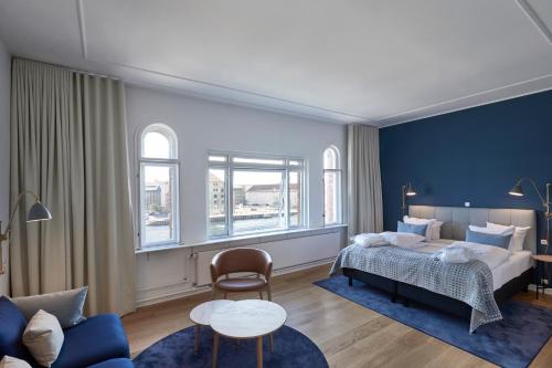 哥本哈根哥本哈根斯特瑞德酒店的一间卧室设有一张床和蓝色的墙壁
