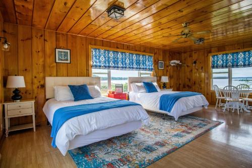 Friars Bay Inn & Cottages客房内的一张或多张床位