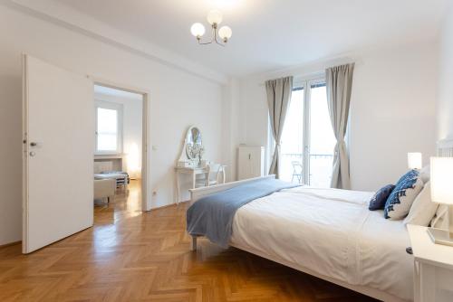 维也纳Operastreet City Center Santorin的白色的卧室设有床和窗户